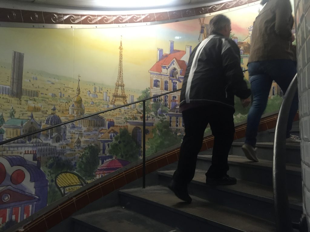 paris-montmarte-metro-steps